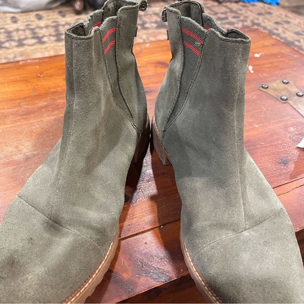 TOMS Olive Green Suede CLEO Pull On Chelsea Ankle Booties/Boots Sz 9.5 - Picture 11 of 14